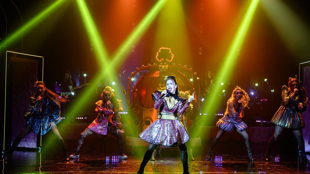 SIX, foto R.Tappert vpredu R.Pol†kov† Dang Van, vzadu zĖava K.Vreckov†, L.Machcin°kov†, M.G†lis Partlov†, M.Drg†Śov† .jpg