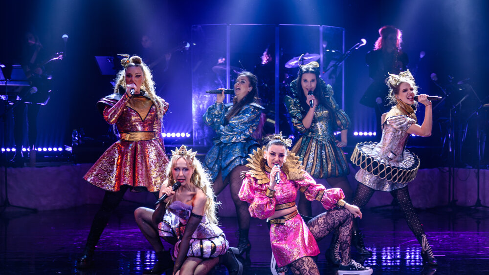 SIX, foto Robert Tappert, dole M.Dr°nov†, N.KĘÁov†, hore B.śvidraŚov†,D.Sumega Demecsov†, M.CocuĖa Poly†kov†, L.Kopuncov† Feckov†,  .jpg