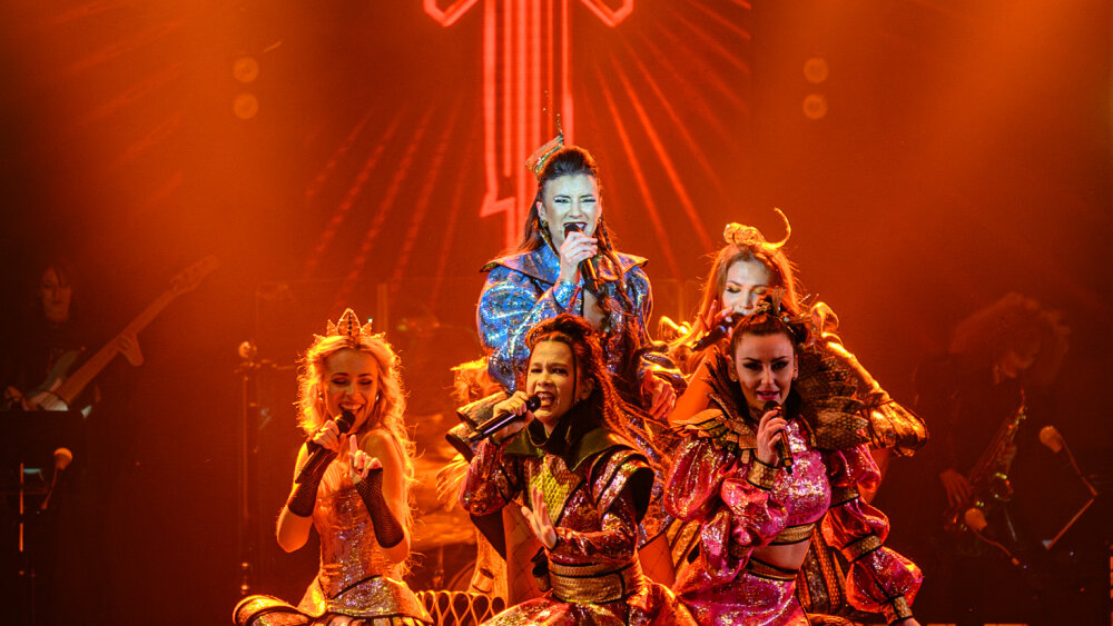 SIX, O2 foto R.Tappert, dole M. G†lis Partlov†,R.Pol†kov† Dang Van, N.KĘÁov†, hore K.Vreckov†, M.Drg†Śov†, .jpg