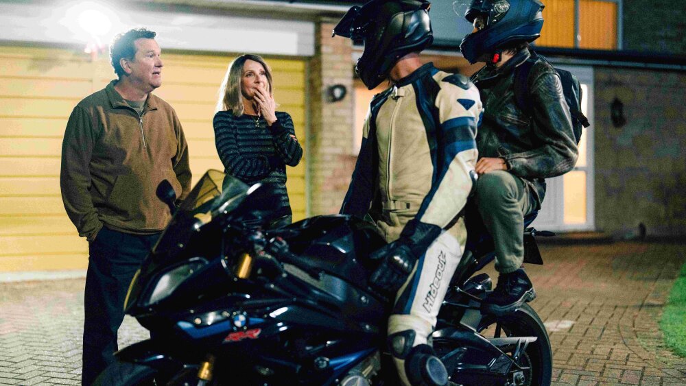 Názov Pillion – sedadlo pre spolujazdca –naznačuje rozdelenie moci vo vzťahu mužov dominantný Ray riadi, Colin sa vezie_PILLION_MFF FEBIOFEST Bratislava.jpg