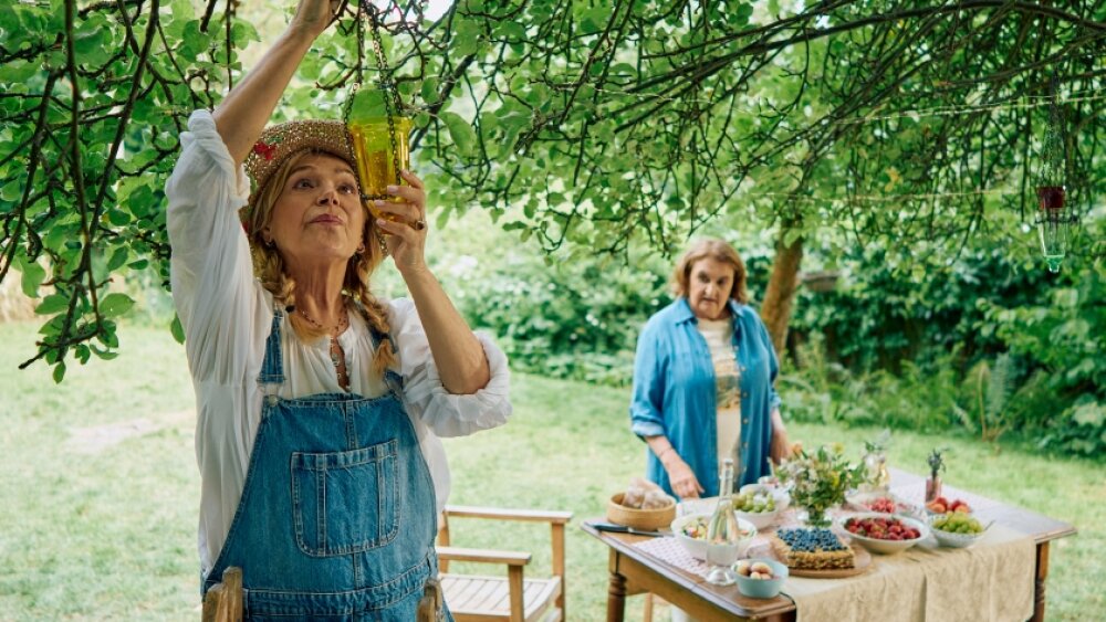 Bardotky – Dagmar Havlová Veškrnová ako Meda a Eva Holubová v úlohe Ivy(zdroj Bontonfilm).jpg