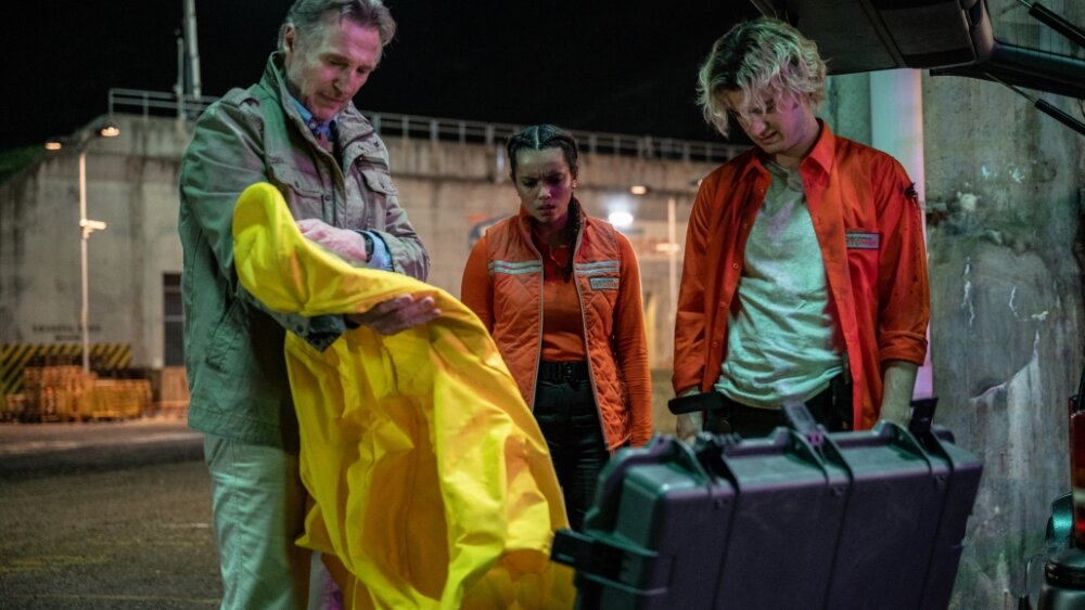 Parazit z mrazáku_Joe Keery, Georgina Campbell a Liam Neeson zvádzajú nerovný súboj so zombie parazitom_Zdroj STUDIOCANAL SAS, Reiner Bajo.jpg