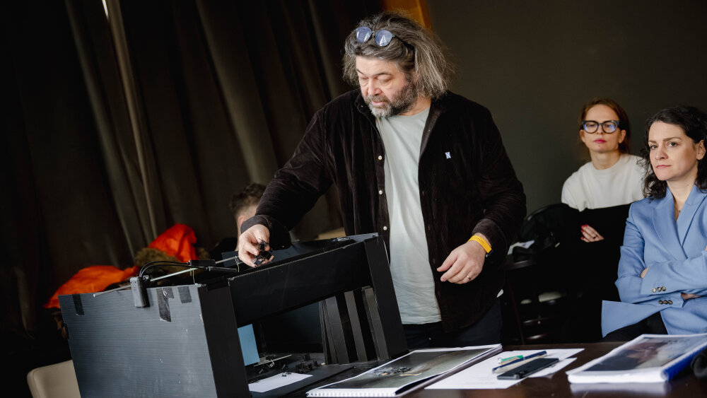 015 Muller, návrh scény Juraj Poliak, vedľa choreografka S. Vlk Vlčeková, dramaturgička A. Bučko, foto A.Košo . Jur.jpg