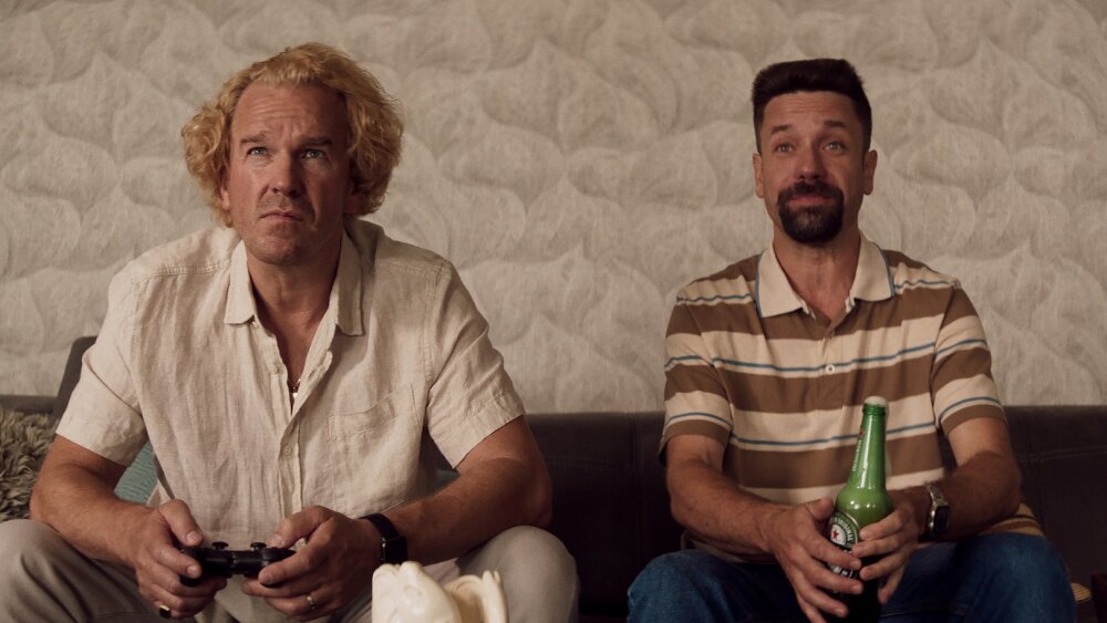 Poberta_Václav Neužil v úlohe miestneho policajta so Stanislavom Majerom ako mafiánom Asasínom_zdroj Bontonfilm.jpg