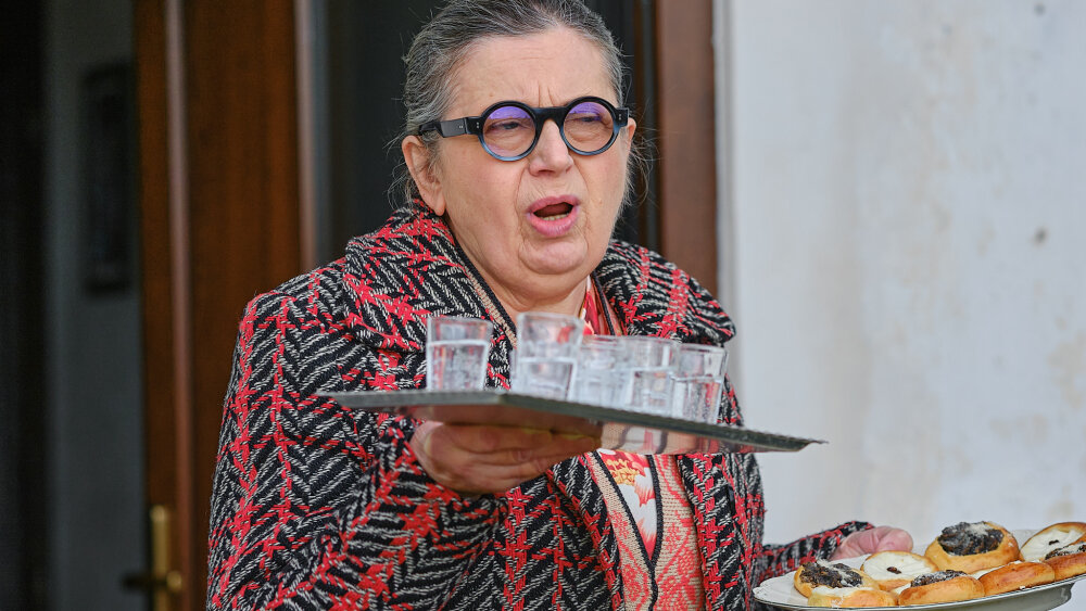 Tanec s medveďom_ Zuzana Kronerová, predstaviteľka Markovej hlboko veriacej matky (zdroj Bontonfilm).jpg