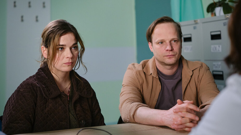 Tanec s medveďom_Pavla Gajdošíková a Kryštof Hádek ako pár, ktorý stojí pred životným rozhodnutím (zdroj Bontonfilm).jpg