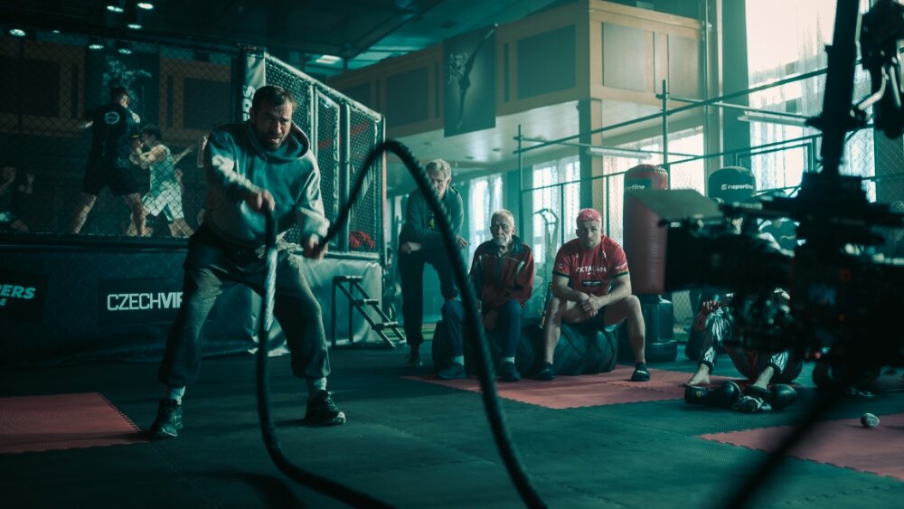 Bojovník_Hoff (Milan Ondrík) sa pripravuje na svoj životný zápas. Zdroj Bontonfilm.jpg