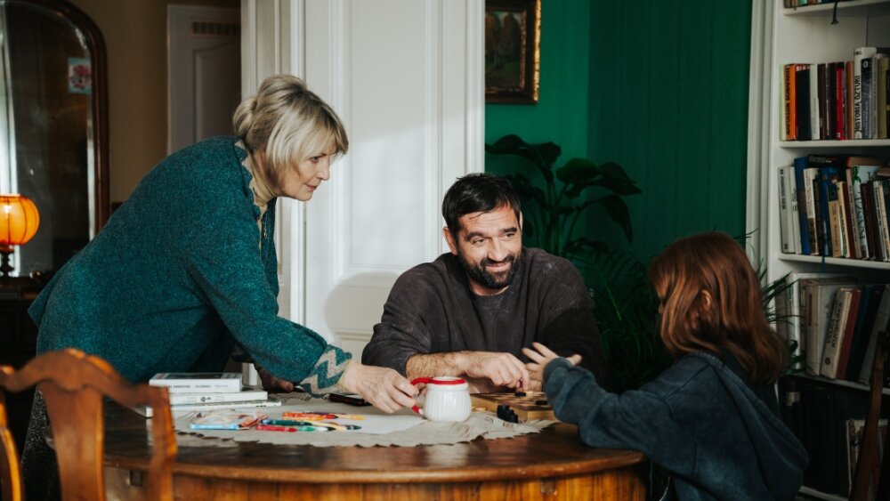 Bojovník_Eliška Balzerová hrá Ľudmilu, Hoffovu svokru, ktorá svoju pravnučku Zuzanku bezmedzne miluje. Zdroj Bojovník..jpg