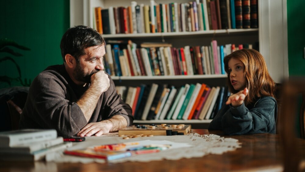 Bojovník_Hoff (Milan Ondrík) so svojou filmovou vnučkou (Mia Bankó). Zdroj Bontonfilm.jpg