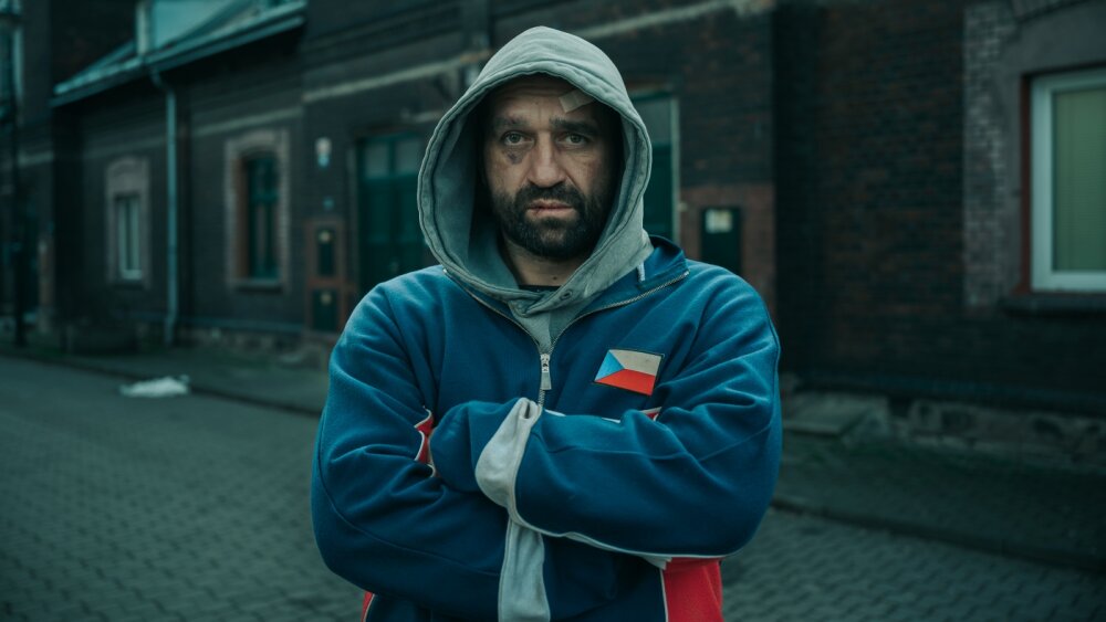 Bojovník_Milan Ondrík v úlohe Hoffa zvádza najťažší zápas svojho života. Zdroj Bontonfilm.jp g.jpeg