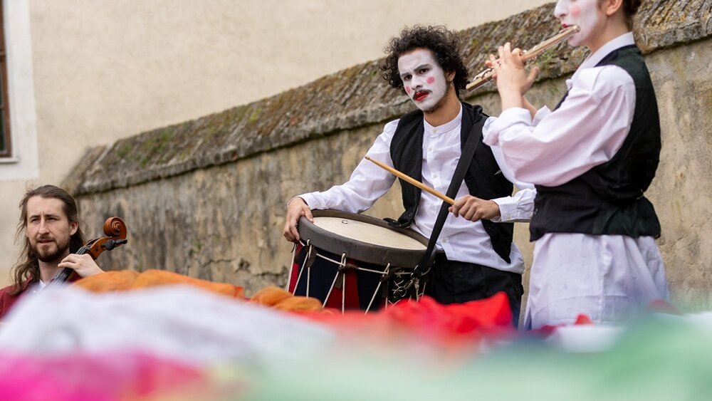 cerveny_kamen_cisarove_nove_saty (2).jpg