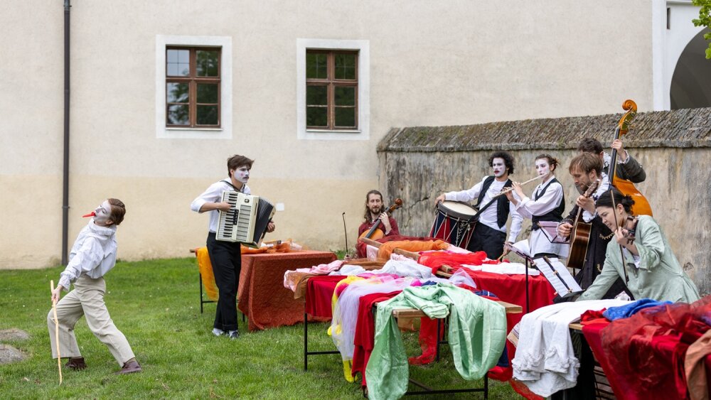 cerveny_kamen_cisarove_nove_saty (4).jpg