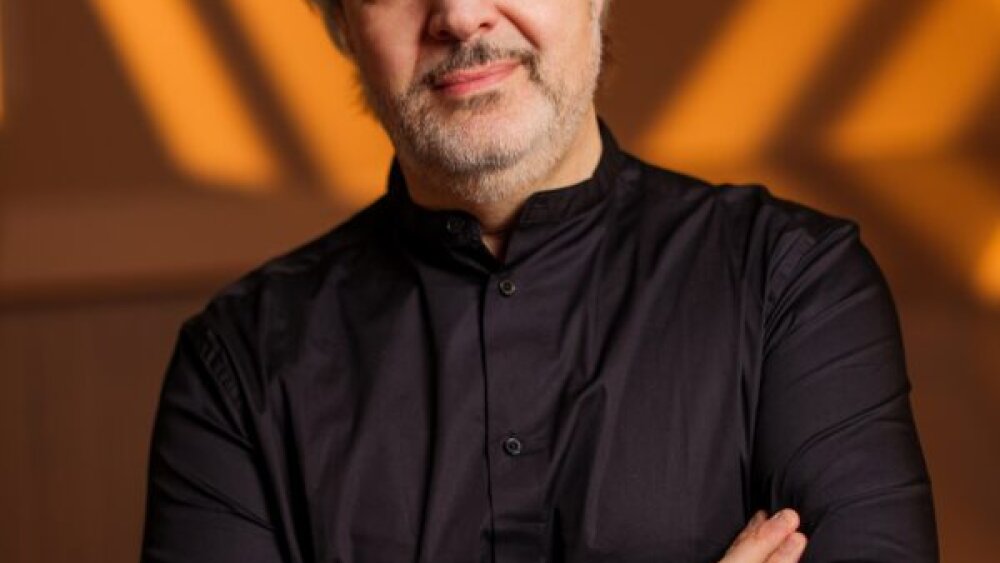 Daniel-Raiskin-JFO-2025-by-hrubes-1mal-600x800-1.jpg