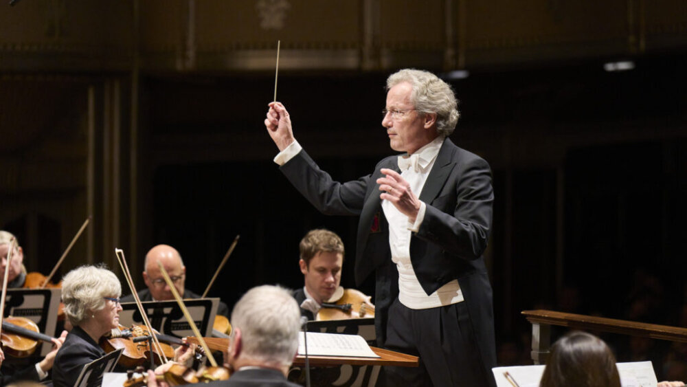 Franz-Welser-Most-Photo_-Roger-Mastroianni--1024x683.jpg
