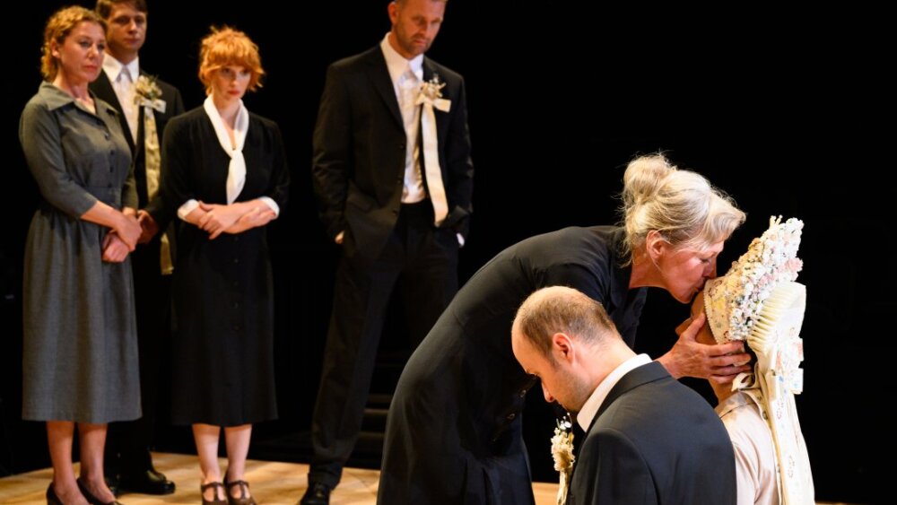 Obrázok v galérií - g._dzurikovabora_m._beniak_jano_v._kerekes_eva_t._mastalirkvasko_d.fischer_laca_d._kosicka_kostelnicka_a._petrova_jenufa.jpg