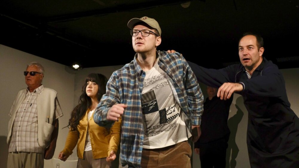 Obrázok v galérií - vladimir_cintula_igor_veronika_karolina_pestova_milka_sona_martin_krc_hugo_andrej_svetko_zdeno_taxikar_fanusik_tono_otec_casnik.jpeg