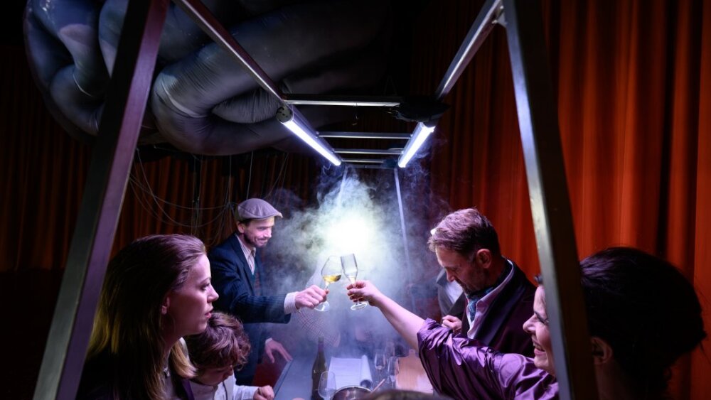 Obrázok v galérií - barbora_andresicova_daniela_daniel_zulcak_sucasnik_tomas_mastalir_pan_domaci_zuzana_fialova_madame_ona_olga.jpg