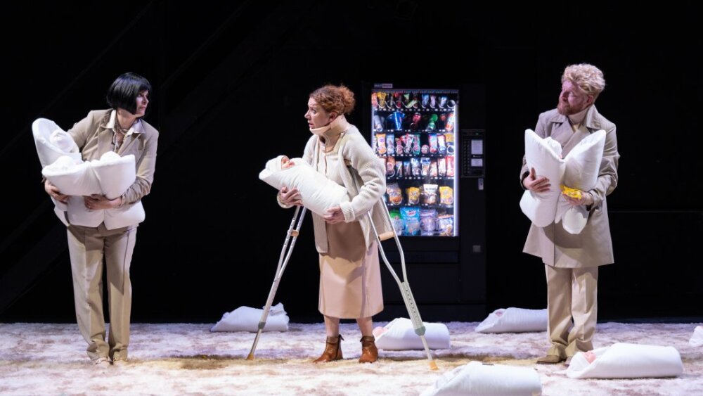 Obrázok v galérií - 9._zuzana_fialova_helene_gabriela_dzurikova_barbara_ellen_lubos_kostelny_mr._charles.jpg