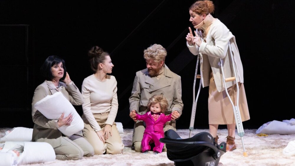 Obrázok v galérií - 10._zuzana_fialova_helene_anna_magdalena_hrobonova_joann_lubos_kostelny_mr._charles_gabriela_dzurikova_barbara_ellen.jpg