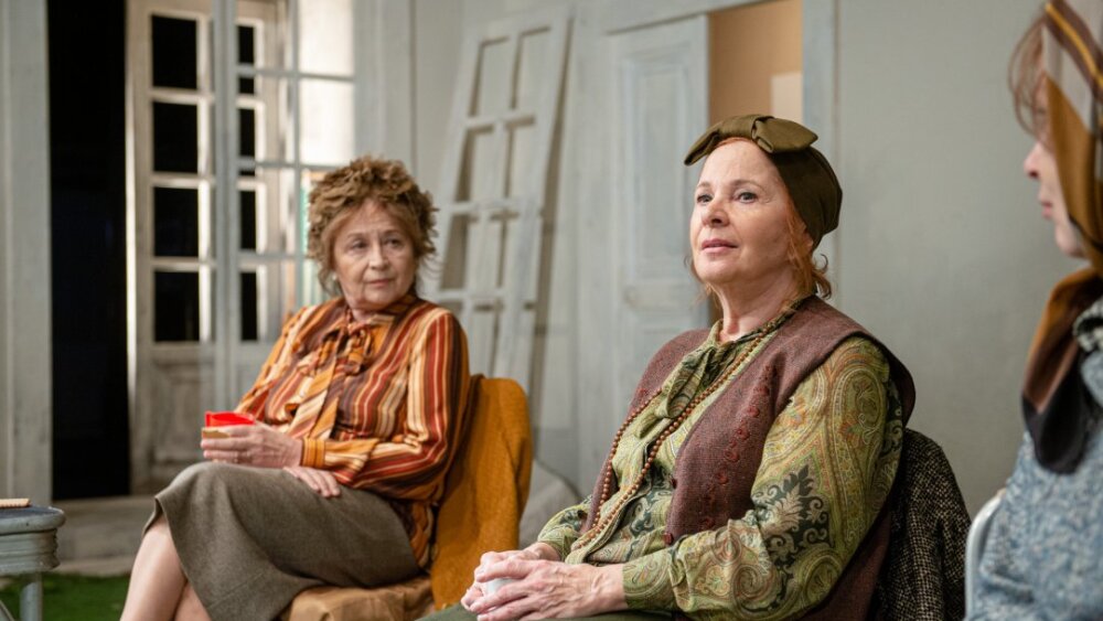 Obrázok v galérií - emilia_vasaryova_pani_jarretova_kamila_magalova_lena.jpg