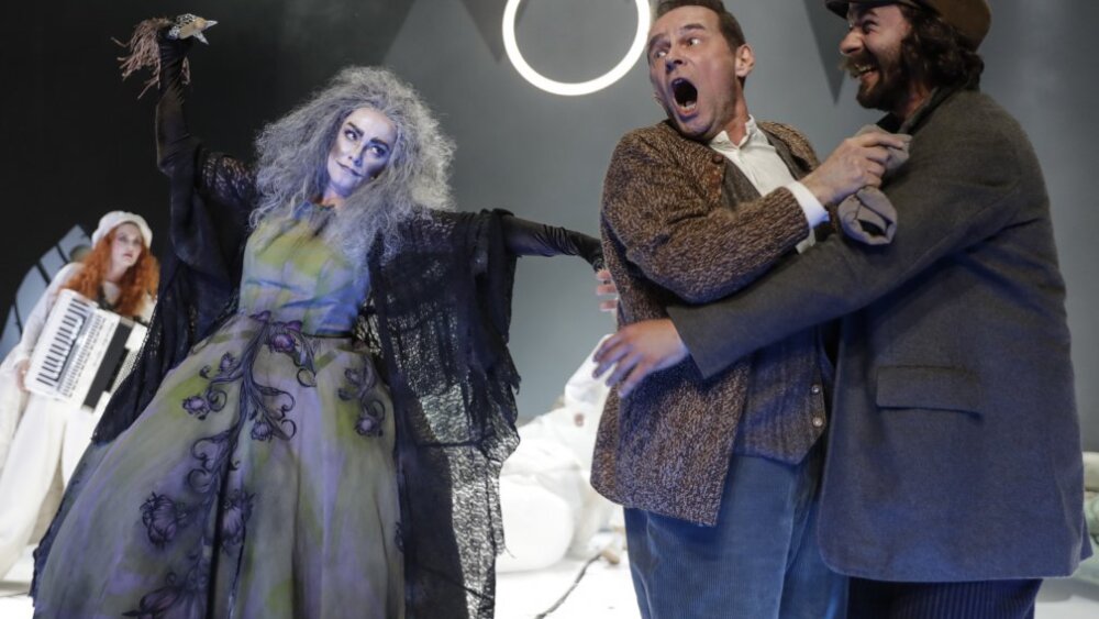 Obrázok v galérií - marcela_cmorejova_mesiacik_oktober_monika_hilmerova_striga_macocha_jan_gallovic_otec_nebojsu_richard_autner_nebojsa.jpg