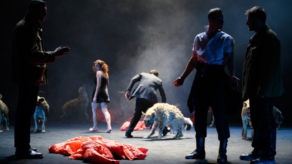 Obrázok v galérií - jakub_rybarik_2._vrah-doktor_petra_vajdova_lady_macbeth_alexander_barta_macbeth_roman_polacik_ross-lenox_peter_brajercik_1._vrah-lady_macduff.jpg