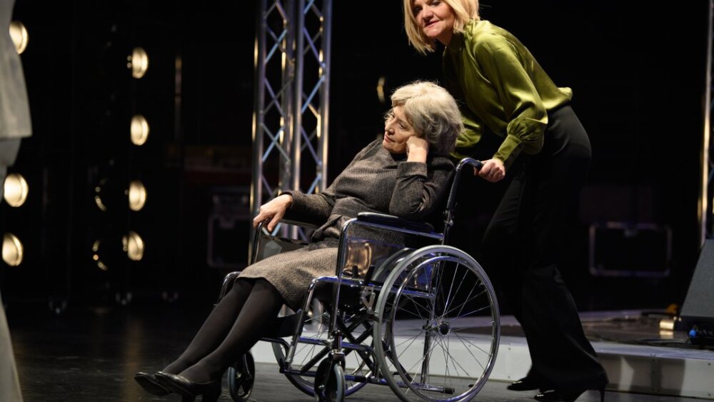 Obrázok v galérií - emilia_vasaryova_groupie_jana_olhova_promoterka.jpg