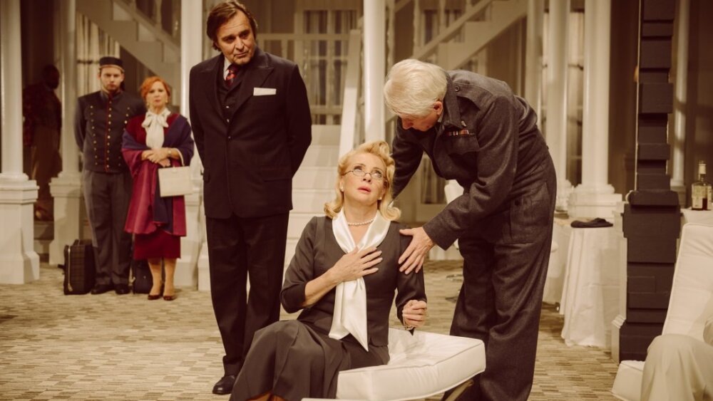 Obrázok v galérií - jozef_vajda_pan_foster_zdena_studenkova_pani_bixbyova_emil_horvath_peter_williamson.jpg