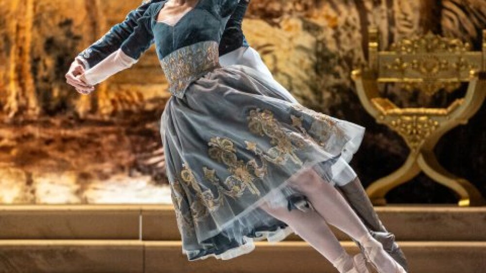 Obrázok v galérií - erina_kaminaka_a_adrian_szele_pas_de_cinq.jpg