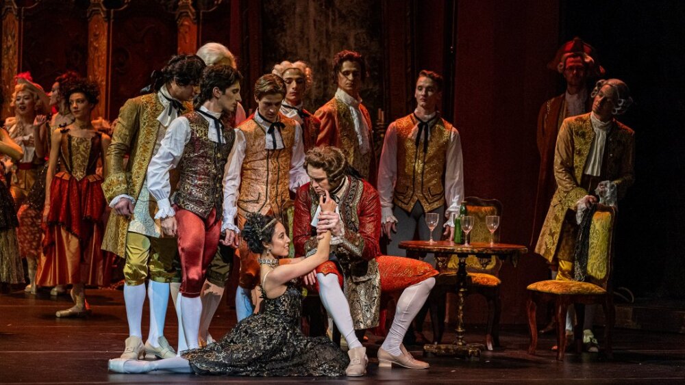 Obrázok v galérií - scena_z_2._dejstva_tatum_shoptaugh_manon_a_andrej_szabo_mr_g._m.jpg