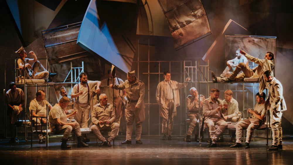 1. dejstvo, kasárne (zbor ŠO).jpg