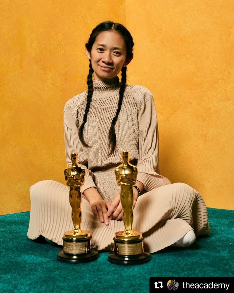 Režisérka Chloé Zhao so soškami Oscara