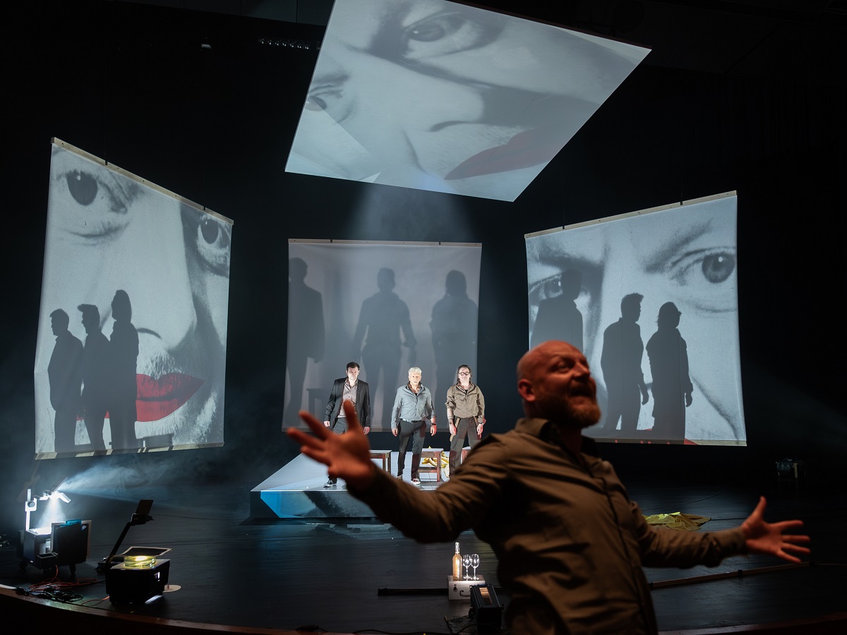 predstavenie Pes na ceste