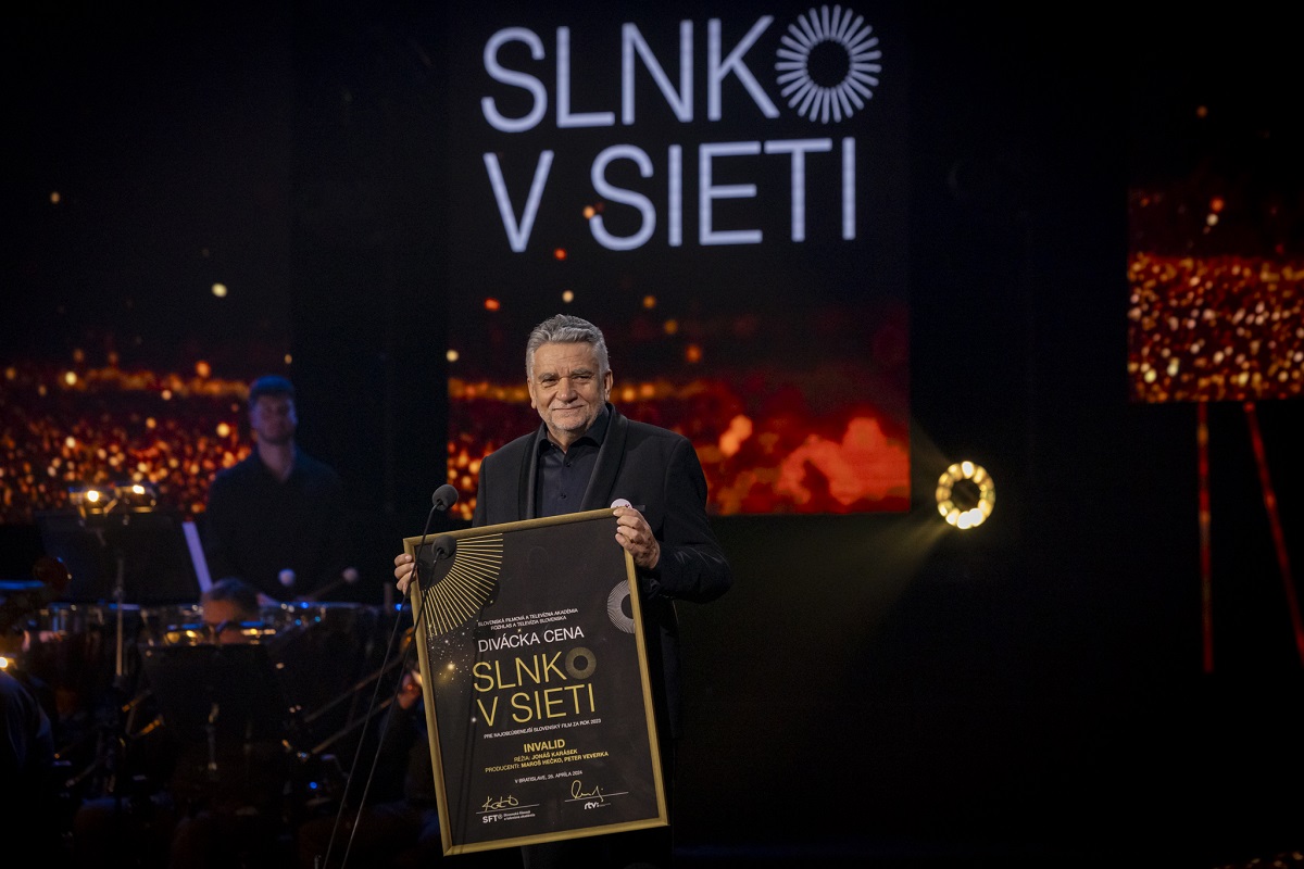 Ľuboš Machaj odovzdáva Divácku cenu Slnko v sieti