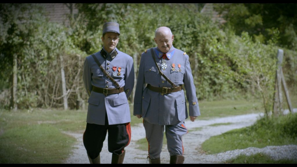 Dvaja vojaci z obdobia I. sv. vojny prechádzajúci sa po ceste