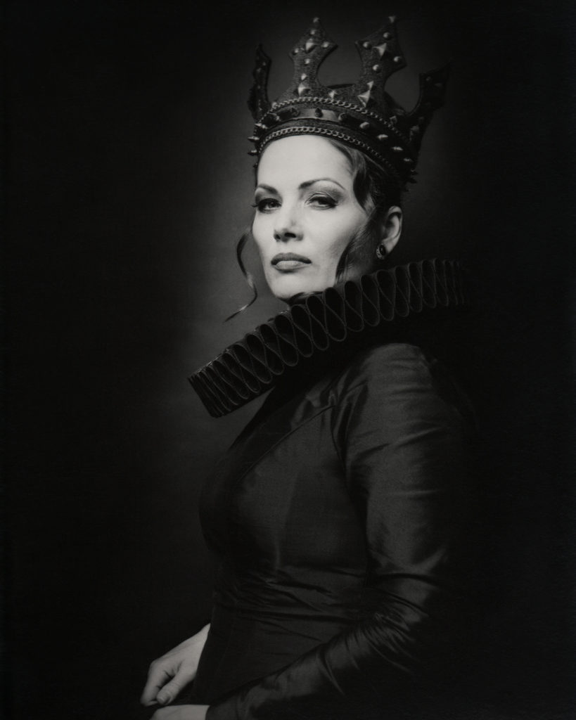 Jolana Fogašová v čiernom s korunou na hlave