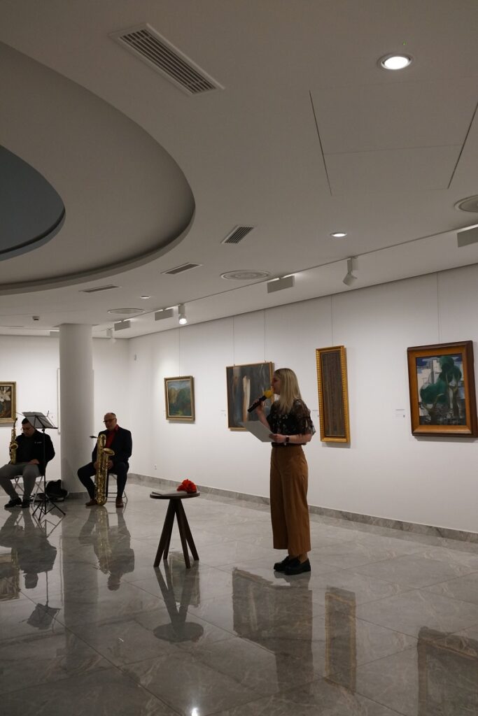 Alexandra Kočišková na otvorení výstavy Maliarka a fotograf - Umenie v dvoch perspektívach