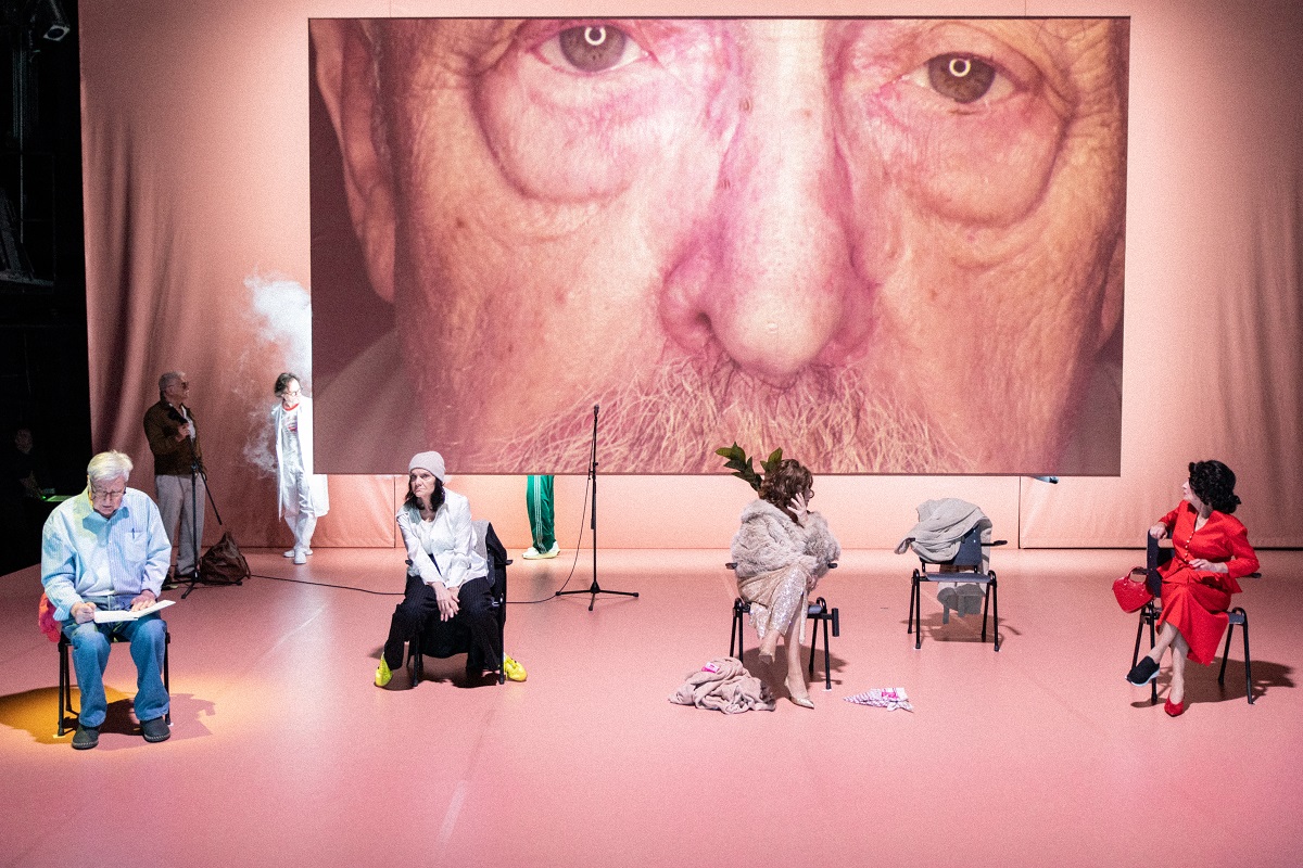 fotografia z inscenácie Duchovia sú tiež len ľudia