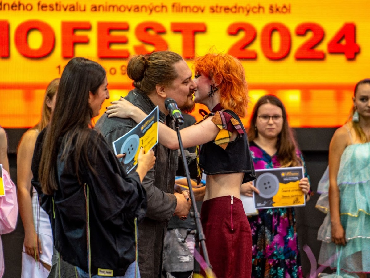 Boris Hanečka odovzdáva cenu