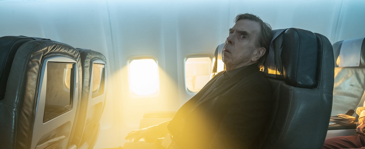 Timothy Spall ako pasažier v lietadle