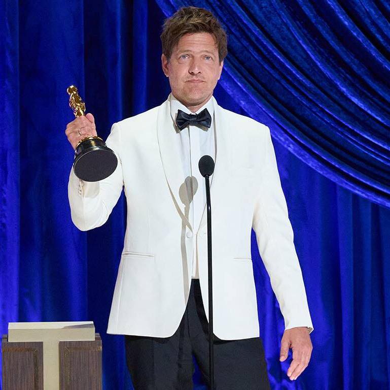 Thomas Vinterberg preberá Oscara za film Chľast