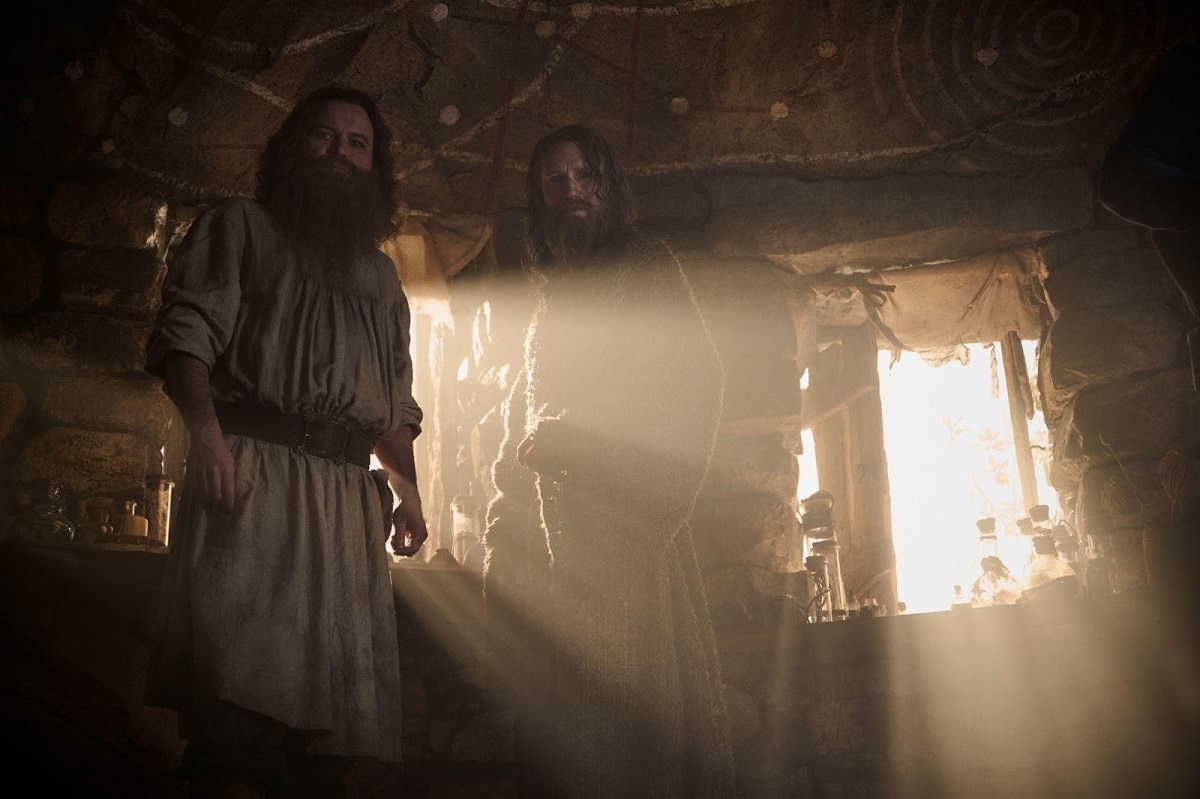 Záber zo seriálu Prstene moci, na ktorom je Tom Bombadil