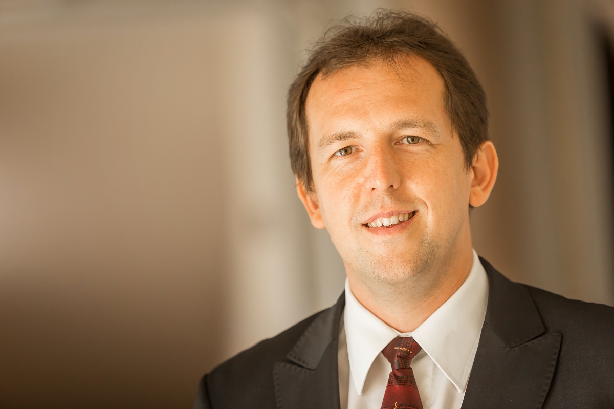 dirigent a moderátor Gabriel Rovňák