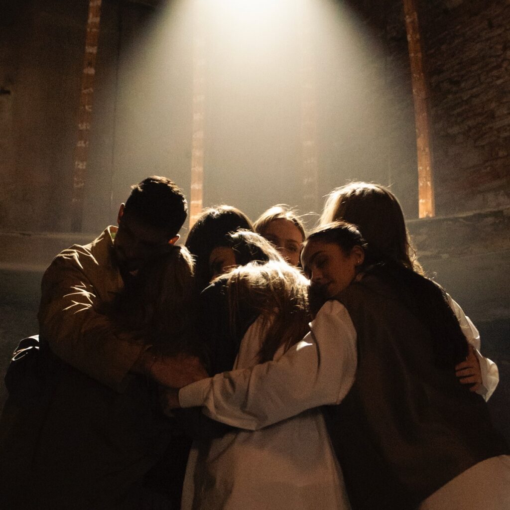 záber z klipu od kapely Fallgrapp