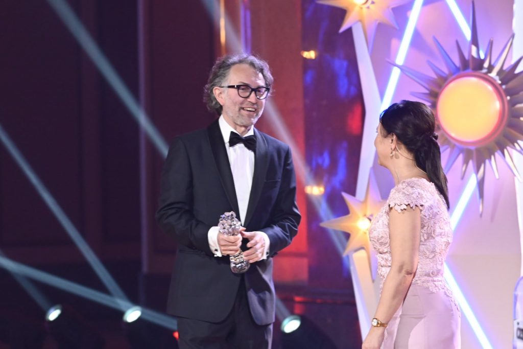 Martin Štrba preberá cenu Český lev 2021 za kategóriu najlepšia kamera filmu Šarlatán.