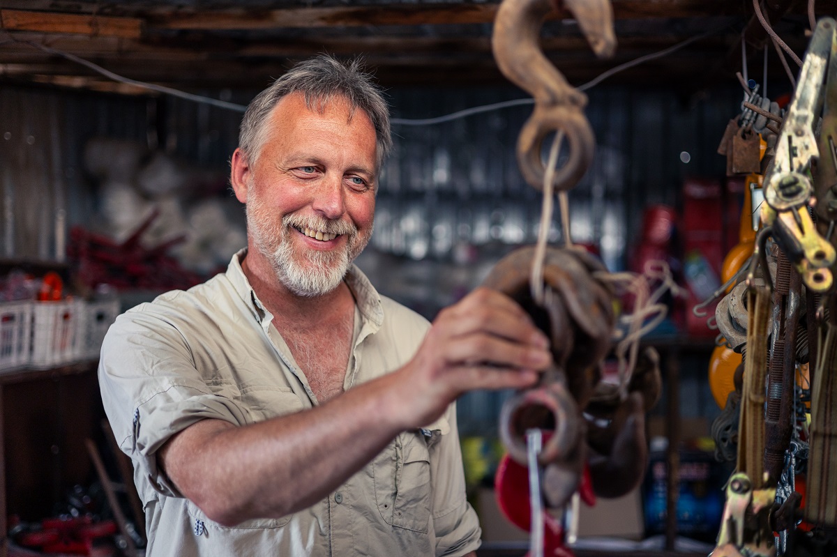 Dan Přibáň pri oprave auta