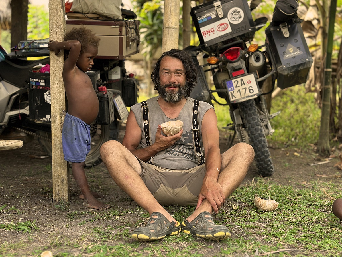 Záber z filmu Vandráci na ostrove ľudožrútov
