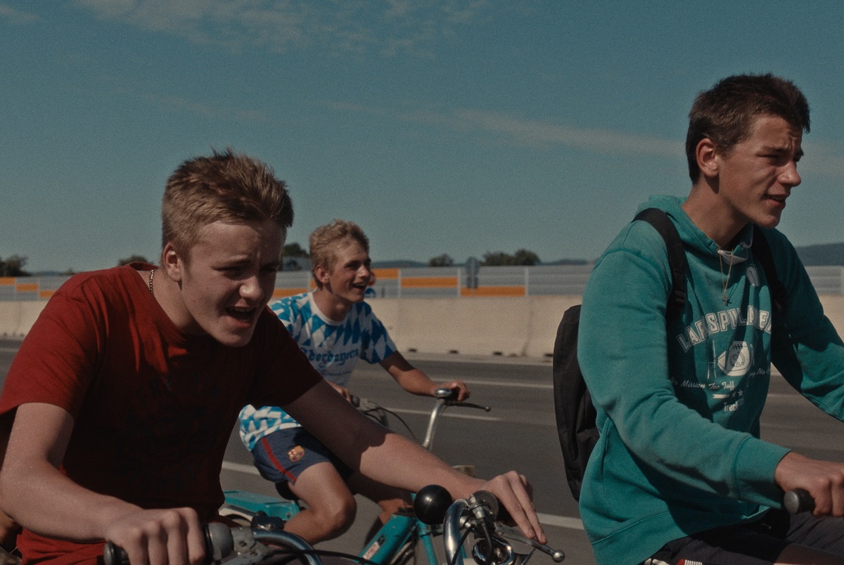 záber z filmu Hore je nebo, v doline som ja