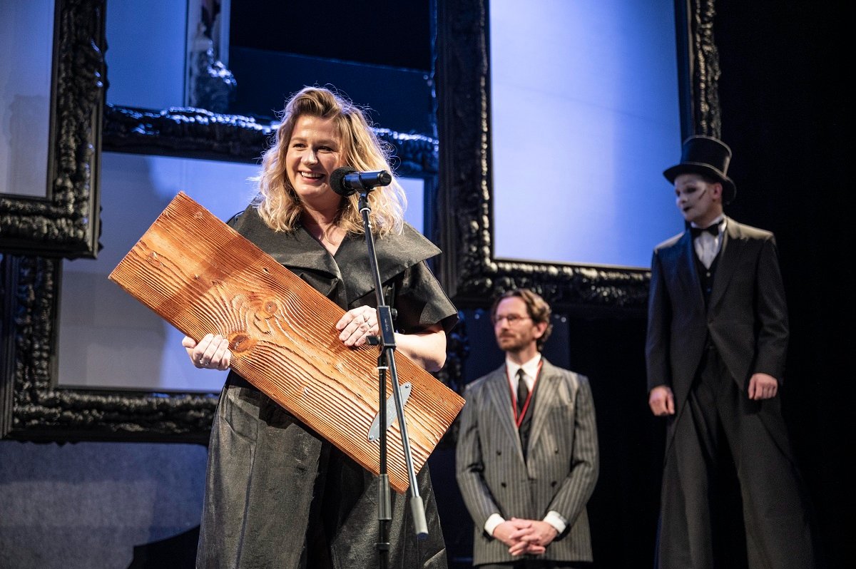 Júlia Rázusová s cenou Dosky