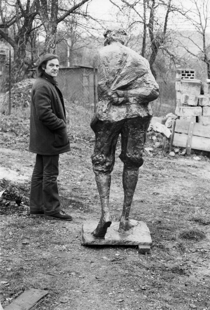 Juraj Bartusz so sochou Júliusa Jakobyho